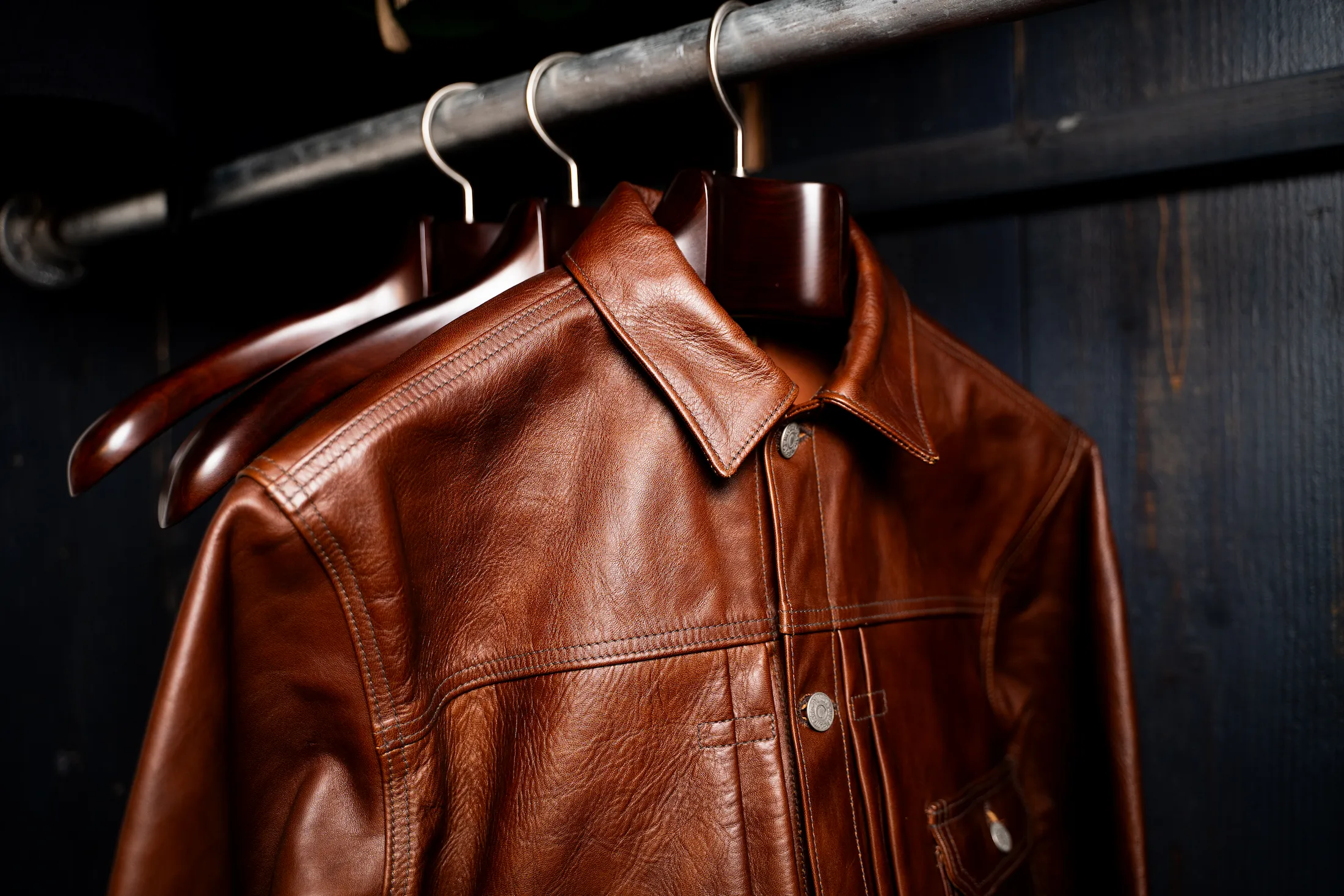 光の反射で美しい光沢を放つ、レザージャケットの表面テクスチャ