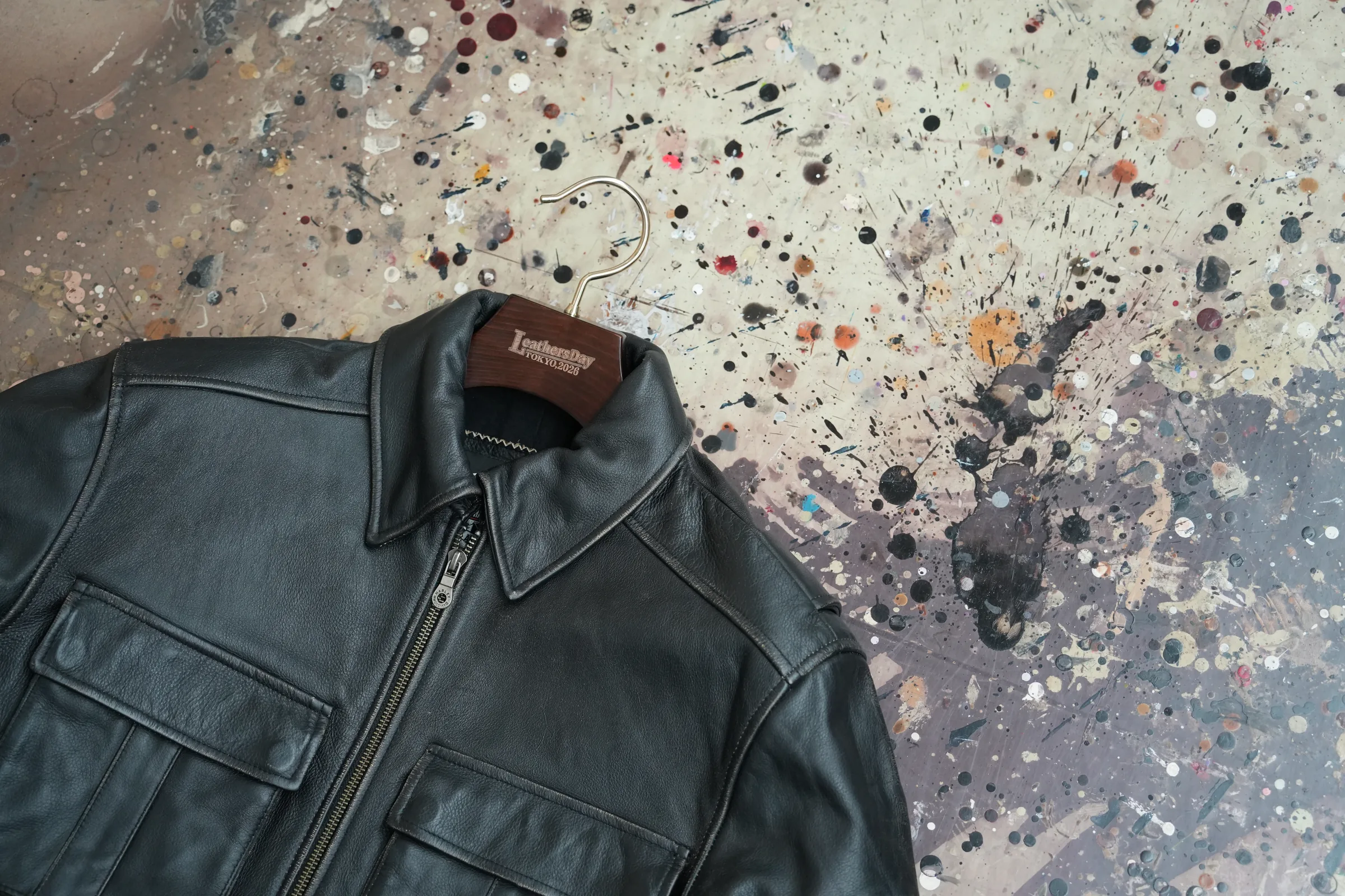 Leathers Day TOKYO,2026 のロゴを刻印した NAKATA HANGER のハンガーにかけた黒いレザージャケット