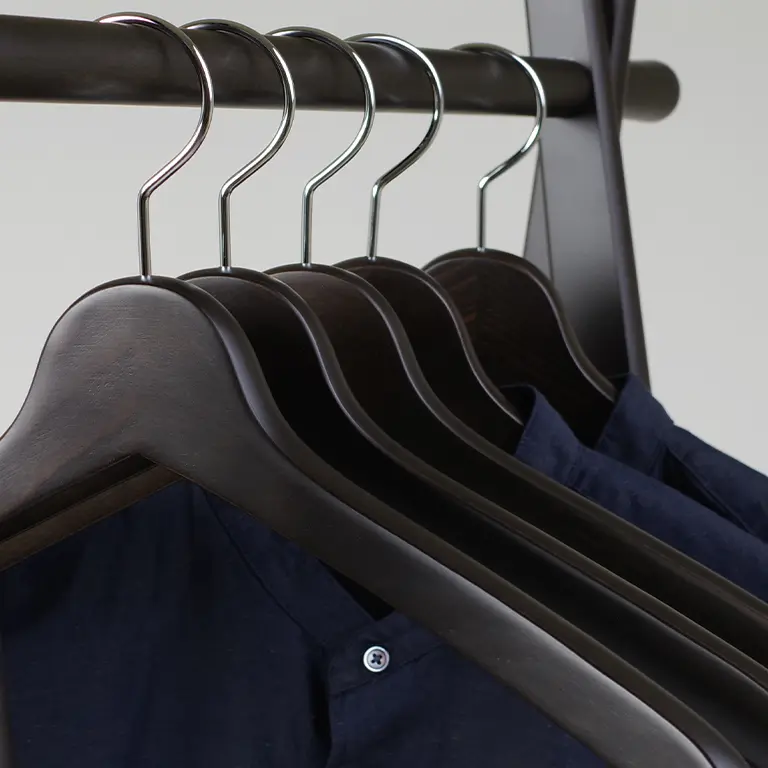ナカタハンガーのSET-02ハンガーに掛けられた黒いジャケットとシャツ