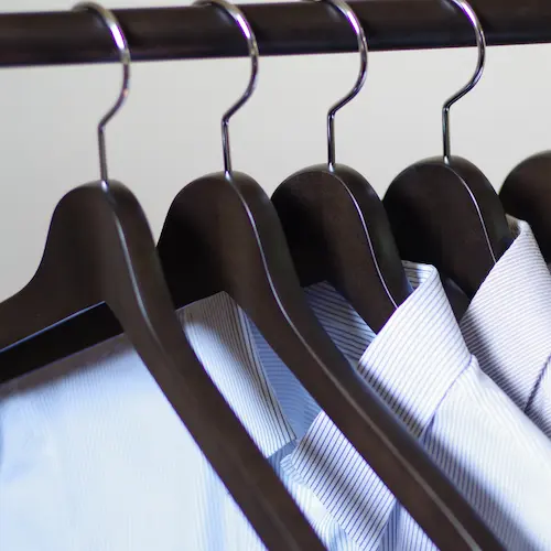 ナカタハンガーのSET-12ハンガーに吊るされたビジネスウェアのクローズアップ