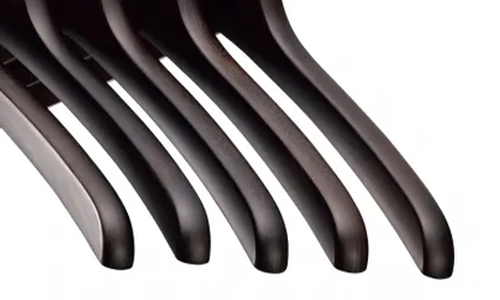 ナカタハンガー製の滑らかな曲線を持つほどよい厚みをもつ木製ハンガーのクローズアップ