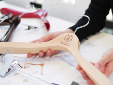 サンプルハンガーを見せるスタッフの手元