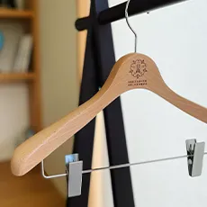 クリップハンガーが1本ラックにかかっている写真