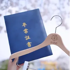 卒業証書とオリジナルのロゴが入ったハンガー