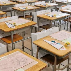 卒業式の日にきれいに整頓された教室の写真