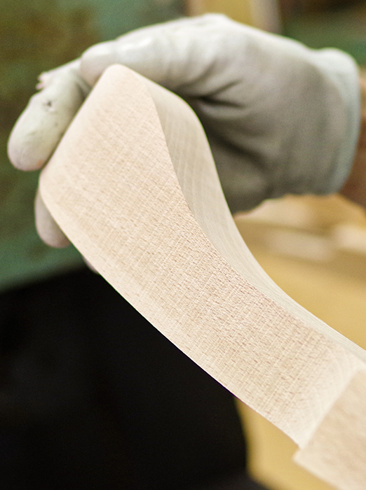 ナカタハンガー(中田工芸)職人がブナ材を削り出し